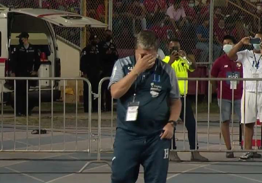 Bolillo Gómez llora con un Rommel Fernández que le aplaude