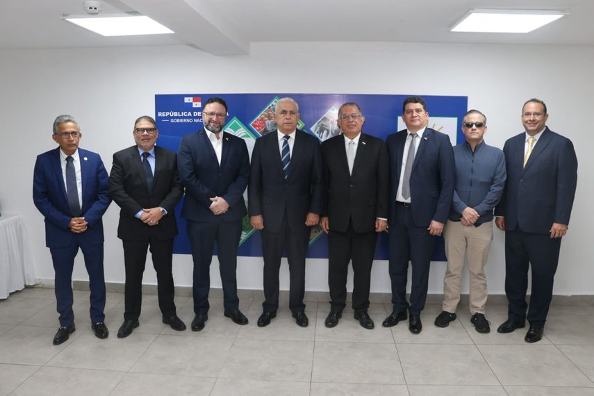 El ministro de Desarrollo Agropecuario (MIDA), Augusto Valderrama se reunió con su homólogo designado Roberto José Linares Tribaldos, por parte del presidente electo, José Raúl Mulino, para tratar temas del sector agropecuario. El ministro de Desarrollo Agropecuario (MIDA), Augusto Valderrama se reunió con su homólogo designado Roberto José Linares Tribaldos, por parte del presidente electo, José Raúl Mulino, para tratar temas del sector agropecuario.