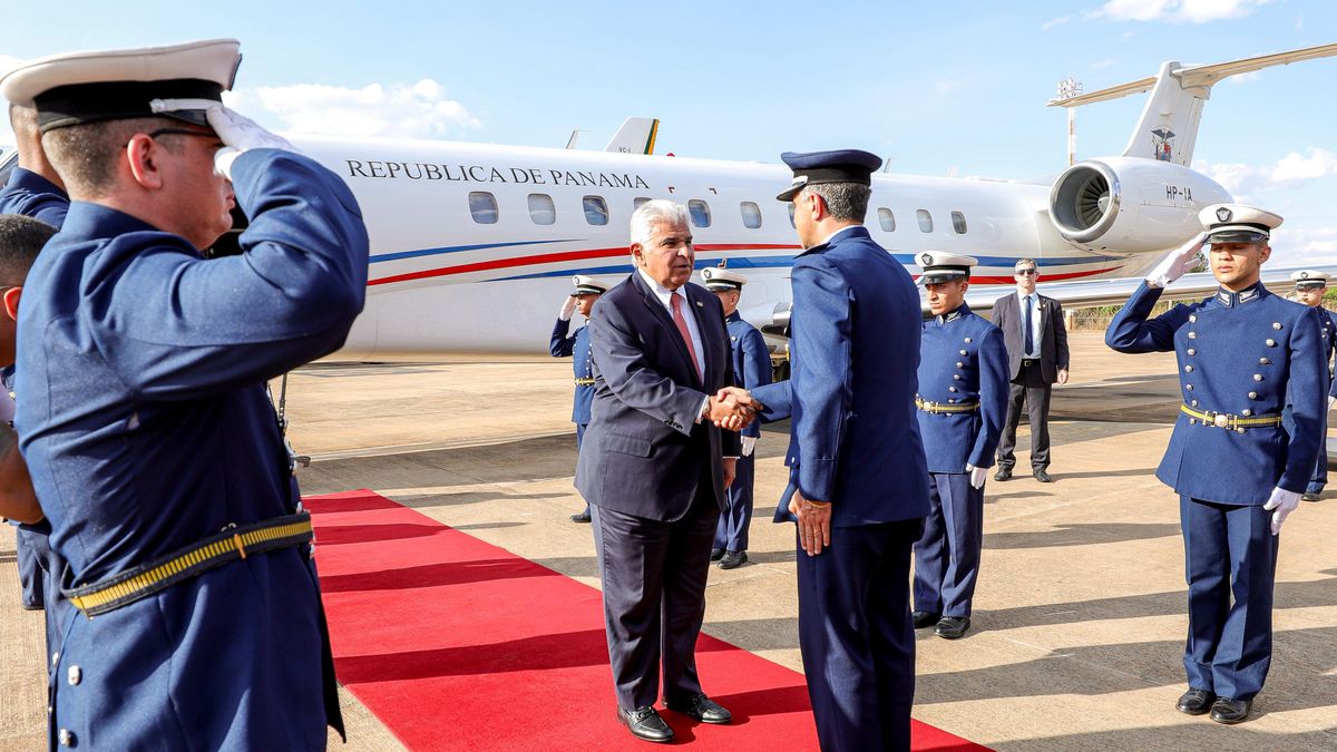 El presidente de Panamá, José Raúl Mulino, viajó este viernes a Paraguay para asistir a la firma del acuerdo de libre comercio entre la Unión Europea (UE) y el Mercado Común del Sur (Mercosur), bloque este al que el país centroamericano pertenece como Estado Asociado. El presidente de Panamá, José Raúl Mulino, viajó este viernes a Paraguay para asistir a la firma del acuerdo de libre comercio entre la Unión Europea (UE) y el Mercado Común del Sur (Mercosur), bloque este al que el país centroamericano pertenece como Estado Asociado.