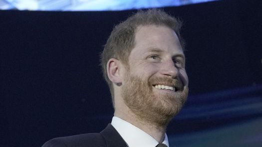 El príncipe Enrique asegura que quiere reconciliarse con su familia y pasar página de los conflictos del pasado en una entrevista publicada este martes por la revista GQ, en la que también habló del duelo por la muerte hace tres décadas de su madre, Diana de Gales, y de cómo mantiene vivo su recuerdo.