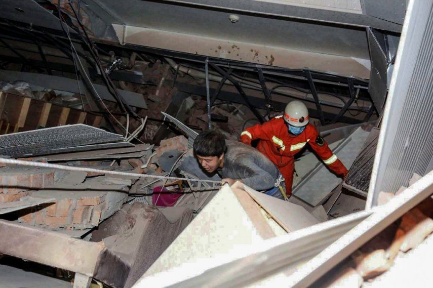 Hotel en cuarentena se derrumba en China, 70 personas bajo los escombros