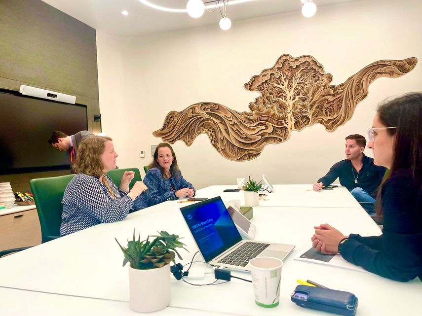 El alcalde Mayer Mizrachi se reúne con el equipo de la empresa Amazon