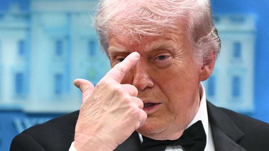 El sospechoso de irrumpir armado en una cena de gala a la que asistía Donald Trump comparecerá ante la justicia este lunes para responder por el ataque a tiros, el último episodio de violencia política en un Estados Unidos profundamente dividido.
