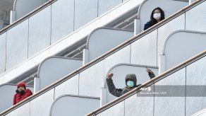 Miles de turistas bloqueados en buques de crucero en Asia