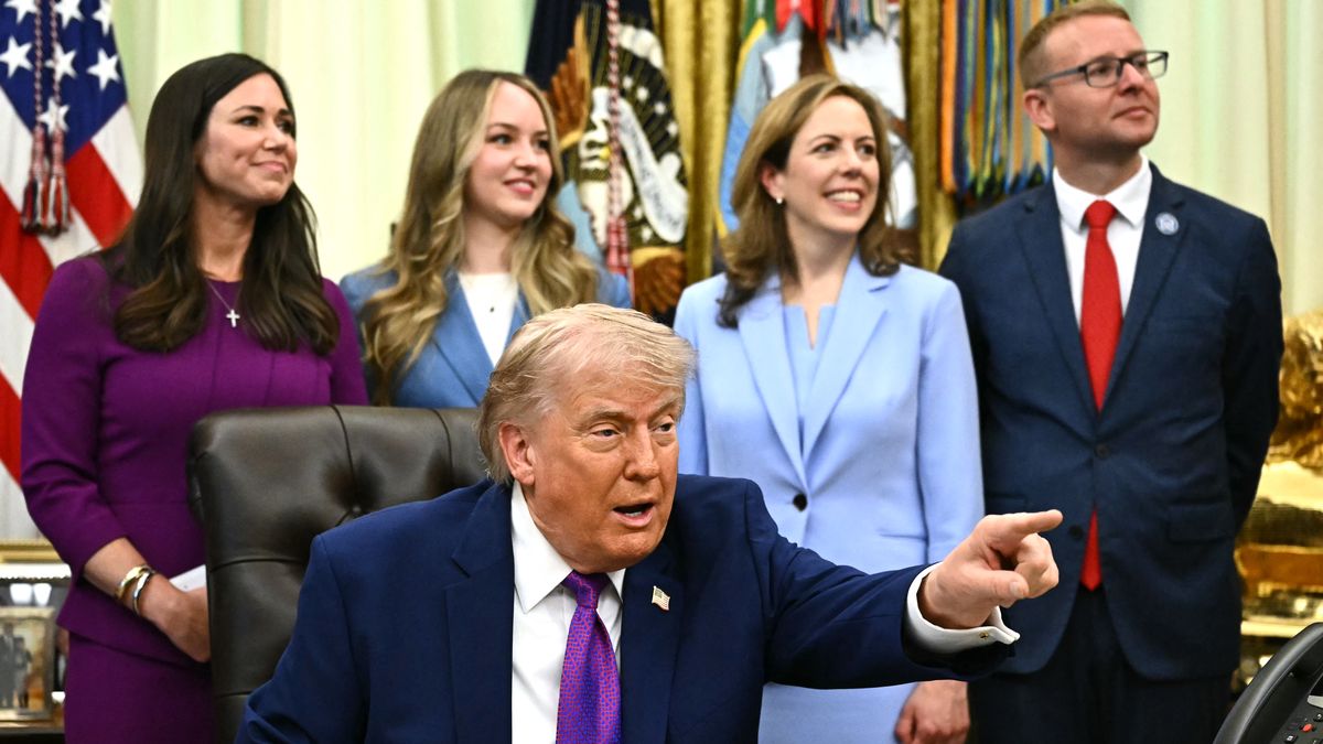 El presidente de Estados Unidos, Donald Trump, dijo el lunes que el alto el fuego con Irán está en estado crítico y que evalúa reanudar las escoltas navales en el estrecho de Ormuz, al tiempo que prometió una victoria total en la guerra. El presidente de Estados Unidos, Donald Trump, dijo el lunes que el alto el fuego con Irán está en estado crítico y que evalúa reanudar las escoltas navales en el estrecho de Ormuz, al tiempo que prometió una victoria total en la guerra.