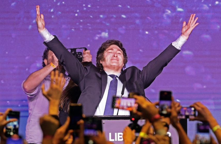 El candidato presidencial ultraderechista Javier Milei cerró el miércoles su campaña a las elecciones de Argentina del domingo prometiendo que Argentina dejará de ser "tierra fértil para los políticos corruptos". El candidato presidencial ultraderechista Javier Milei cerró el miércoles su campaña a las elecciones de Argentina del domingo prometiendo que Argentina dejará de ser "tierra fértil para los políticos corruptos". 