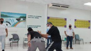 Capacitan a custodios en defensa personal y uso de la vara policial