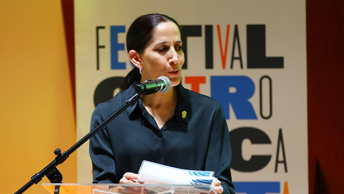 El escritor salvadoreño Javier Zamora, que cuenta en Solito su drama de migrar a EE.UU. con solo 9 años, el premio Pulitzer estadounidense-dominicano Junot Díaz, el narrador mexicano Emiliano Monge o el panameño Rubén Blades figuran entre los invitados del festival literario Centroamérica Cuenta, que se celebrará en Panamá en mayo. El escritor salvadoreño Javier Zamora, que cuenta en Solito su drama de migrar a EE.UU. con solo 9 años, el premio Pulitzer estadounidense-dominicano Junot Díaz, el narrador mexicano Emiliano Monge o el panameño Rubén Blades figuran entre los invitados del festival literario Centroamérica Cuenta, que se celebrará en Panamá en mayo.