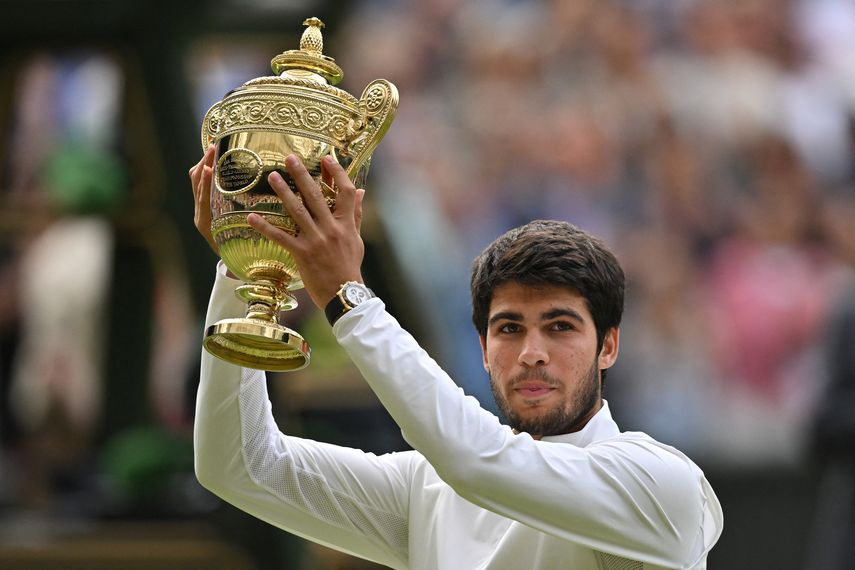 Carlos Alcaraz, que ganó el domingo el torneo de Wimbledon por primera vez en su carrera contra Novak Djokovic, consolidó su puesto N.1 del ranking ATP publicado el lunes, por delante del serbio. Carlos Alcaraz, que ganó el domingo el torneo de Wimbledon por primera vez en su carrera contra Novak Djokovic, consolidó su puesto N.1 del ranking ATP publicado el lunes, por delante del serbio.