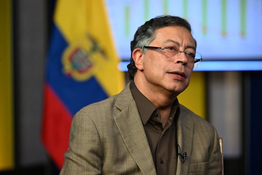 Petro busca calmar tensiones y asegura que entregará el poder en agosto