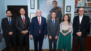 El viceministro de Asuntos Multilaterales y Cooperación, Carlos Guevara Mann, sostuvo este martes una reunión de trabajo con los responsables en el país del Banco de Desarrollo de América Latina y el Caribe (CAF).