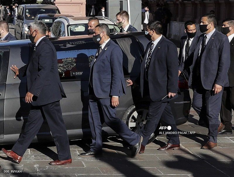 Miles de personas saludan cortejo f nebre de Maradona en camino al