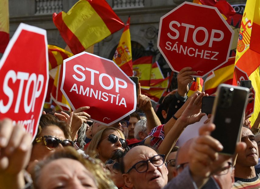 Derecha en España se manifiesta contra Sánchez y amnistía de independentistas catalanes. AFP