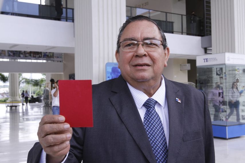 Francisco Carreira expone propuestas de gestión como precandidato