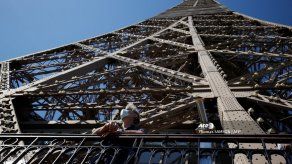 La Torre Eiffel reabre después de récord de nueve meses cerrada