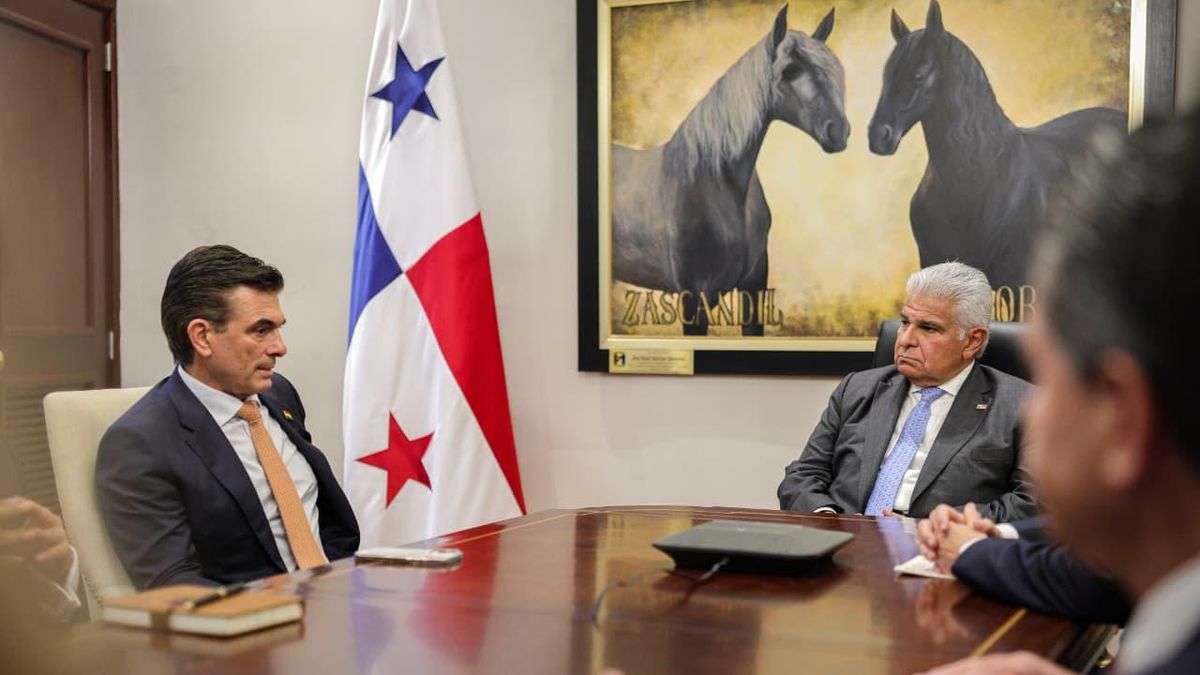 Mulino y Paz se reunieron en el Palacio de las Garzas. Mulino y Paz se reunieron en el Palacio de las Garzas.