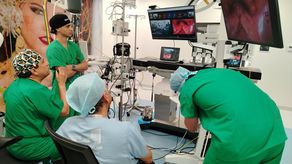 Panamá marcó un hito en la historia de su medicina con la realización de la primera telecirugía del país: una intervención robótica de alta complejidad ejecutada en tiempo real entre Ciudad de la Salud, en la provincia de Panamá, y el Hospital Regional Dr. Rafael Hernández, en Chiriquí, informó la Caja de Seguro Social (CSS).