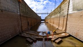 Canal de Panamá lleva a cabo mantenimiento en cámara seca de las esclusas de Pedro Miguel