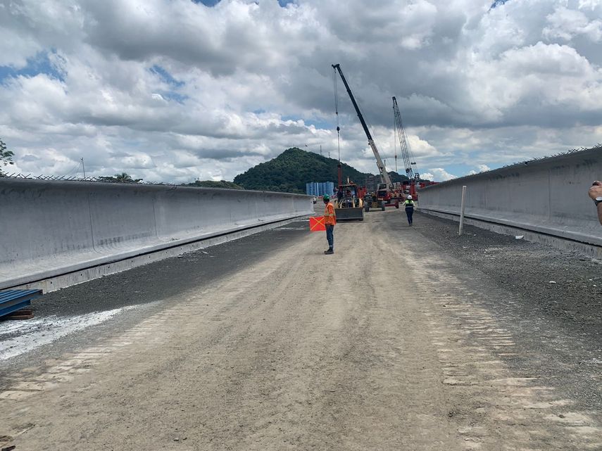 El proyecto de interconexión de la Cinta Costera III y la Calzada de Amador registra 50% de avance, así lo anunció hoy el ministro de Obras Públicas (MOP), Rafael Sabonge.