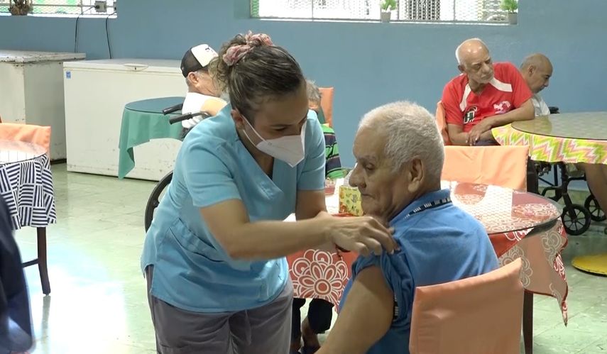 MINSA inicia vacunación de adultos mayores con tercera dosis
