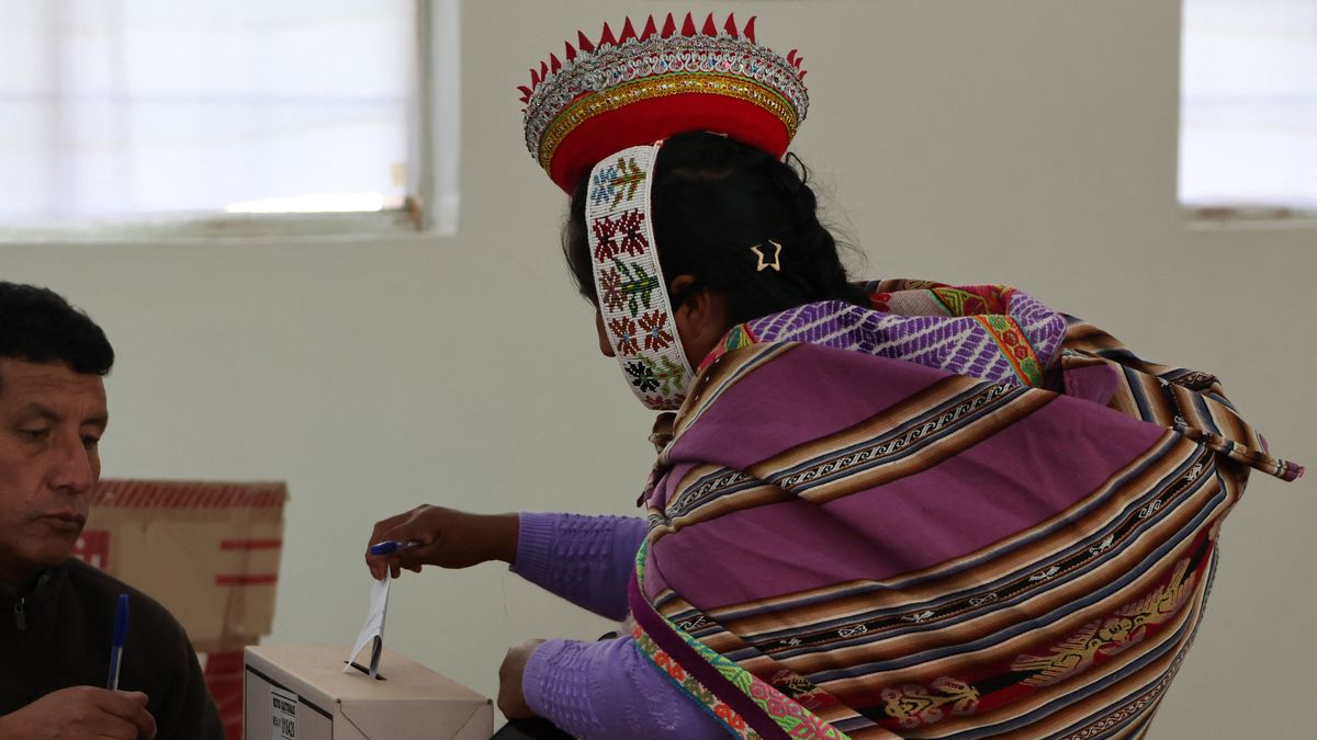 Perú vota en un reñido balotaje para elegir a su noveno presidente en 10 años Perú vota en un reñido balotaje para elegir a su noveno presidente en 10 años