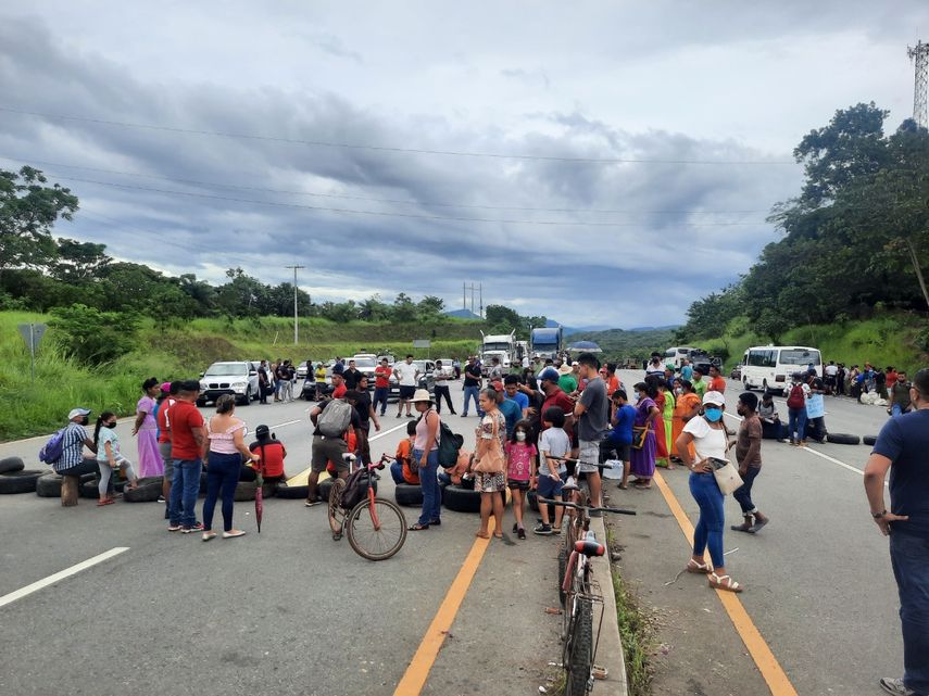 Grupos de la comarca Ngäbe-Buglé mantienen cierres en 5 puntos de la carretera interamericana del oriente de Chiriquí.