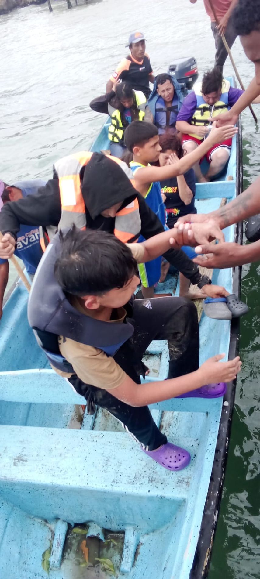 Senafront junto a la comunidad rescatan a los migrantes que viajaban en la embarcación. Senafront junto a la comunidad rescatan a los migrantes que viajaban en la embarcación.