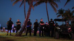 Miami Beach extiende estado de emergencia por multitud de turistas