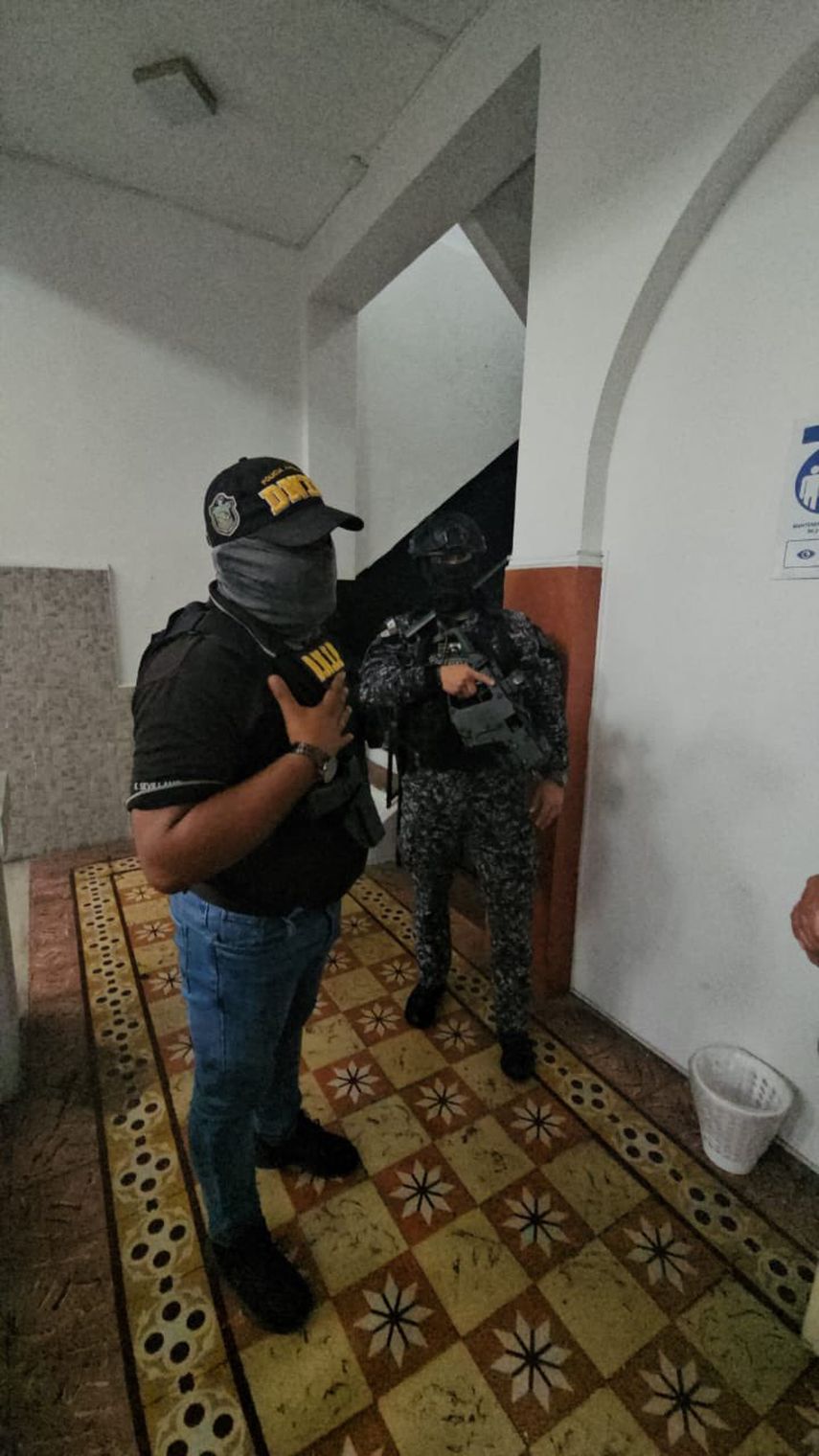 Fuerzas especiales de seguridad durante allanamiento a la sede del Suntracs en Avenida Perú. Fuerzas especiales de seguridad durante allanamiento a la sede del Suntracs en Avenida Perú.