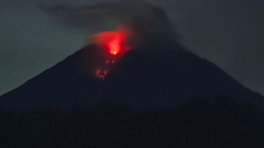 Balance de muertos por erupción de volcán en Indonesia sube a 34