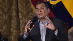 Ecuador pide difusión roja de Interpol contra expresidente Correa