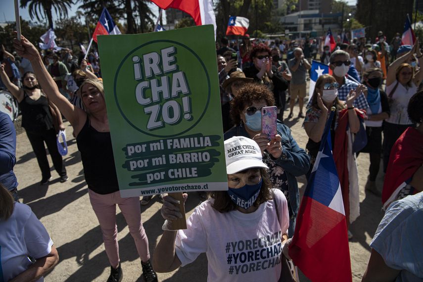 Chile: miles de manifestantes rechazan nueva Constitución