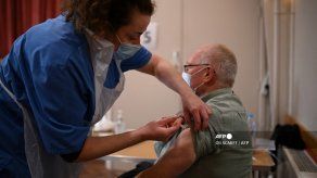 Reino Unido promete vacunar a toda su población adulta antes de fin de julio