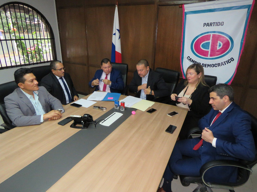 Cambio Democrático pide expulsión de 15 diputados