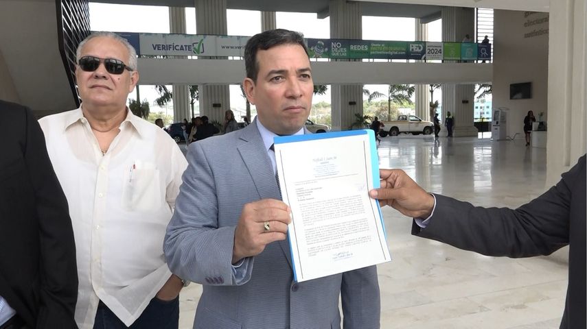 Abogados entregan copia de sentencia de Martinelli al Tribunal Electoral