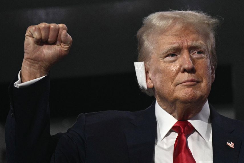 Trump reapareció con la oreja vendada ante los republicanos en Milwaukee. Trump reapareció con la oreja vendada ante los republicanos en Milwaukee.