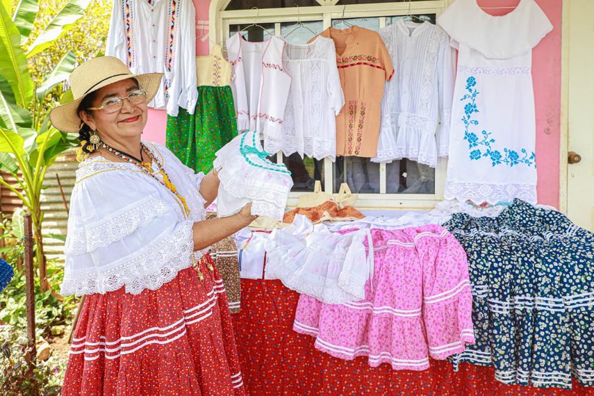 Lucresia Chávez tiene más de 30 años de estar dando cátedra de cómo se confeccionan las polleras montunas ocueñas, las camisas estilizadas, las cambras, las camisillas y otras piezas típicas de nuestro país. A sus 66 años esta veterana artesana, beneficiaria del programa 120 a los 65 del Ministerio de Desarrollo Social (MIDES), ha logrado acumular una vasta experiencia en los menesteres de la costura.