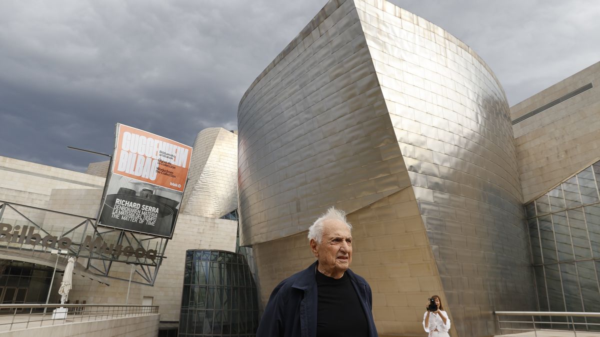 El arquitecto canadiense-estadounidense Frank Gehry, autor del Museo Guggenheim de Bilbao, entre otras obras, murió este viernes en California (EE.UU.), a los 96 años, informaron medios locales. El arquitecto canadiense-estadounidense Frank Gehry, autor del Museo Guggenheim de Bilbao, entre otras obras, murió este viernes en California (EE.UU.), a los 96 años, informaron medios locales.
