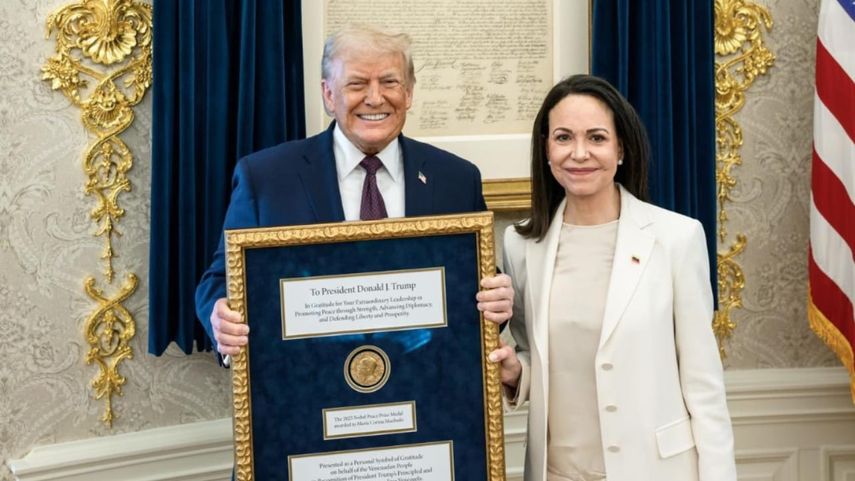 La líder opositora venezolana María Corina Machado entregó este jueves al presidente de EE.UU., Donald Trump, la medalla del Premio Nobel de la Paz, enmarcada con un mensaje de 