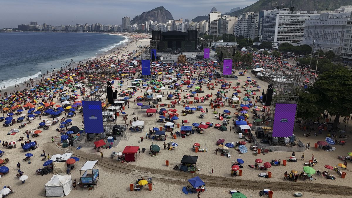 La efervescencia crece a cada hora de este sábado en Copacabana, a medida que una marea humana comienza a llegar a la icónica playa de Rio de Janeiro para ver el megaconcierto gratuito de la estrella del pop latino Shakira.