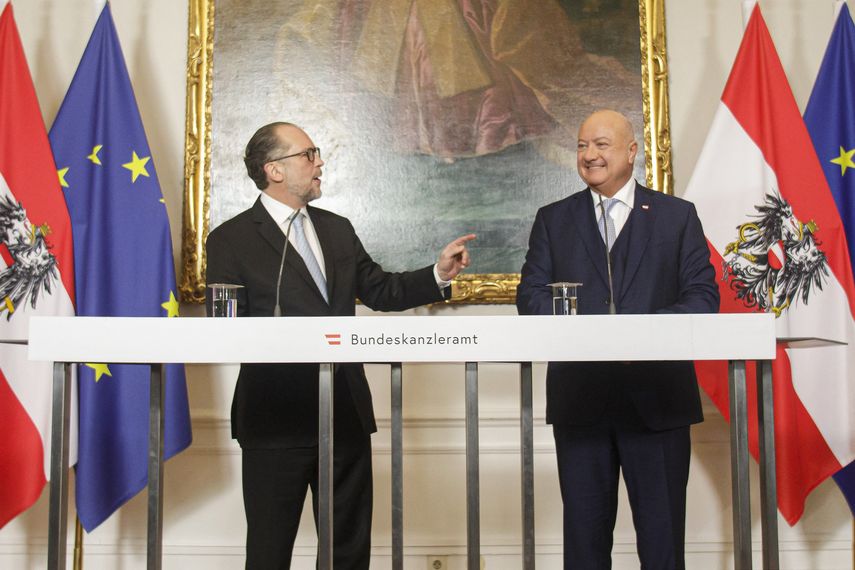 El presidente de Austria, Alexander Van der Bellen, invistió a Stocker. El presidente de Austria, Alexander Van der Bellen, invistió a Stocker.