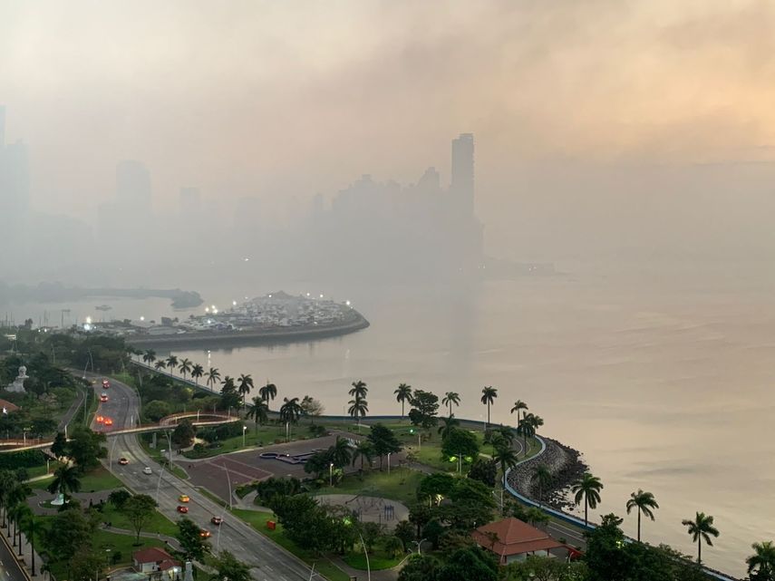 Aviso de vigilancia por contaminación y dispersión de humo