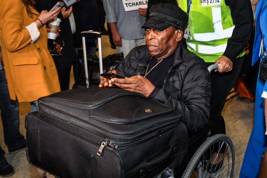 Brasil amaneció este viernes de luto por la muerte del astro que le dio reconocimiento internacional y sello propio a su fútbol: Edson Arantes do Nascimento, Pelé, fallecido la víspera tras batallar contra el cáncer.