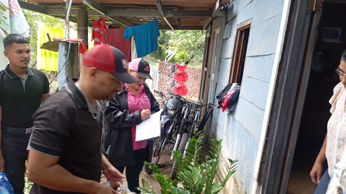 El Ministerio de Desarrollo Social (MIDES) en la provincia de Los Santos trasladó ayuda humanitaria a las familias afectadas por las inundaciones registradas en el distrito de Tonosí. El Ministerio de Desarrollo Social (MIDES) en la provincia de Los Santos trasladó ayuda humanitaria a las familias afectadas por las inundaciones registradas en el distrito de Tonosí.