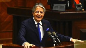 Presidente de Ecuador proclama su incuestionable inocencia en juicio para destituirlo