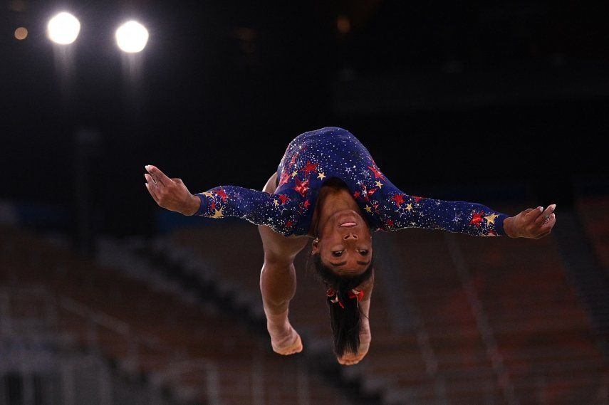 Simone Biles, cuatro veces campeona olímpica en Rio-2016 y 19 veces campeona del mundo, sorprendió al mundo al abandonar en mitad de la competición la final del concurso general por equipos el pasado martes. AFP