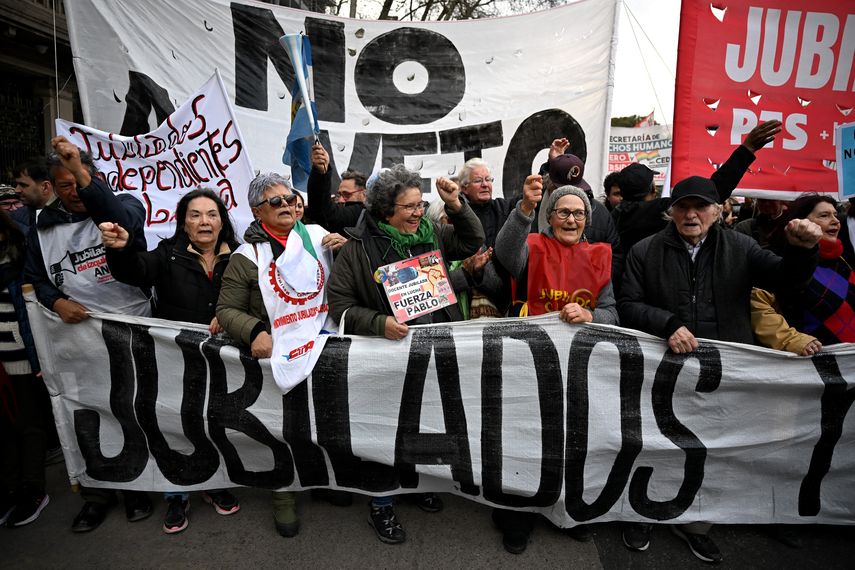 El presidente argentino, Javier Milei, fue atacado con piedras este miércoles cuando realizaba un acto de campaña en la periferia de Buenos Aires y salió ileso, informó el vocero presidencial, tras la agresión que ocurrió en medio de un escándalo por corrupción. El presidente argentino, Javier Milei, fue atacado con piedras este miércoles cuando realizaba un acto de campaña en la periferia de Buenos Aires y salió ileso, informó el vocero presidencial, tras la agresión que ocurrió en medio de un escándalo por corrupción.