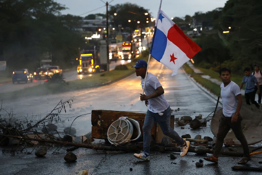 Protestas en Panamá continúan con más enfrentamientos entre Policía y manifestantes Protestas en Panamá continúan con más enfrentamientos entre Policía y manifestantes
