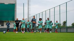La selección de Panamá comenzó este miércoles en Bangalore sus primeros entrenamientos con balón de cara al amistoso del viernes contra la de India, el primero de una gira asiática que servirá al técnico Thomas Christiansen para probar nuevas piezas y avanzar en la preparación de la roja centroamericana.