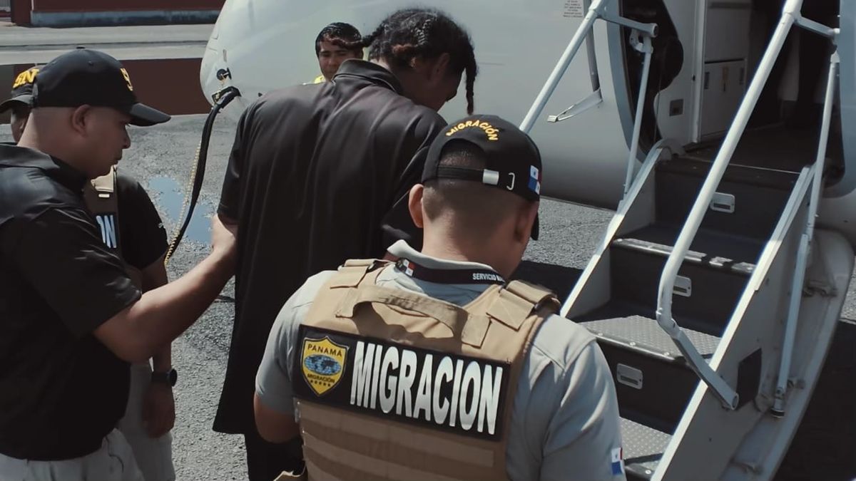 Las autoridades de Panamá expulsaron este jueves a un colombiano supuestamente ligado a la banda transnacional Tren de Aragua por representar un riesgo para la seguridad pública. Las autoridades de Panamá expulsaron este jueves a un colombiano supuestamente ligado a la banda transnacional Tren de Aragua por representar un riesgo para la seguridad pública.